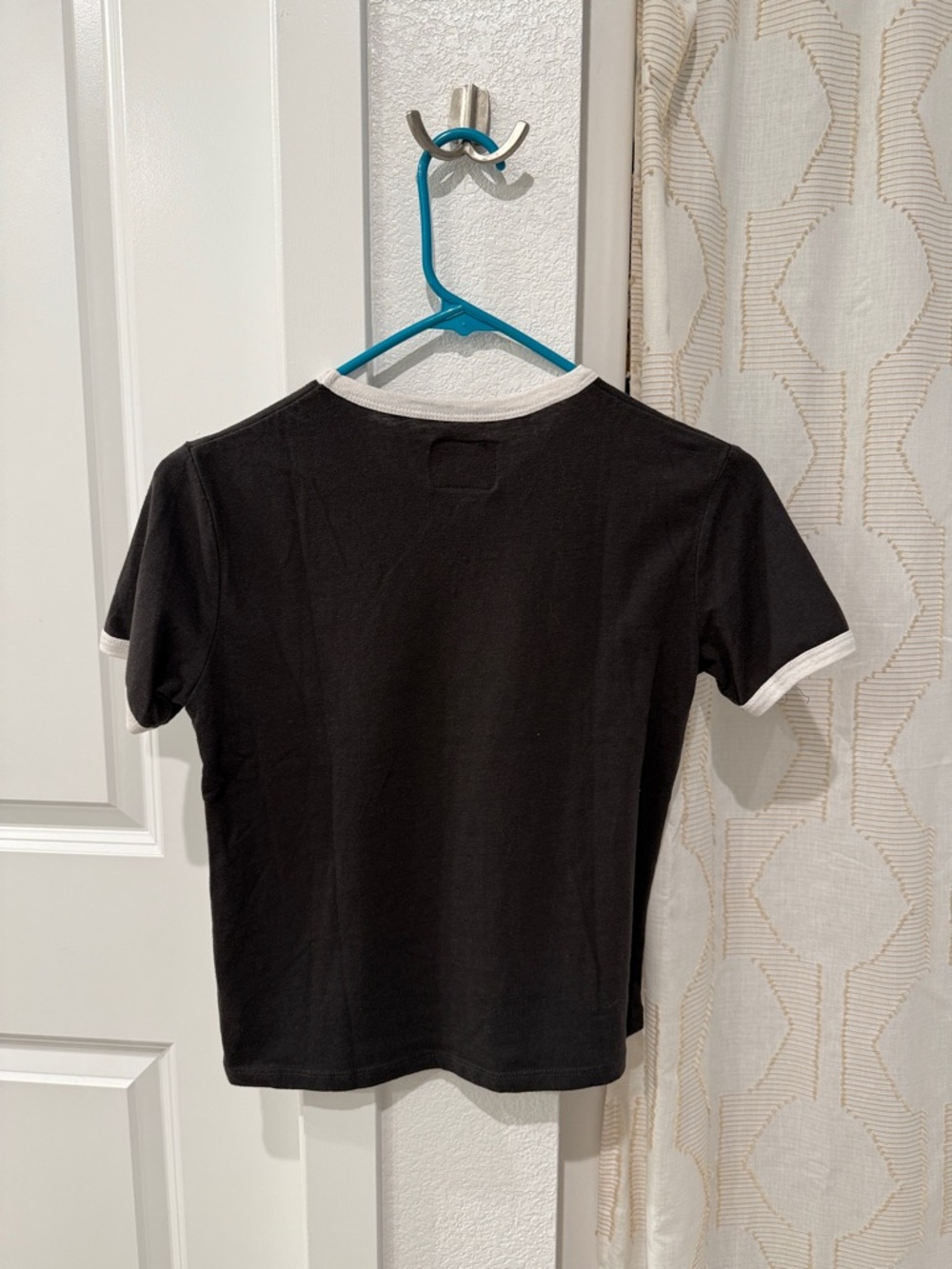 Cropped Black Graphic Ringer Tee - Picture 3 of 3